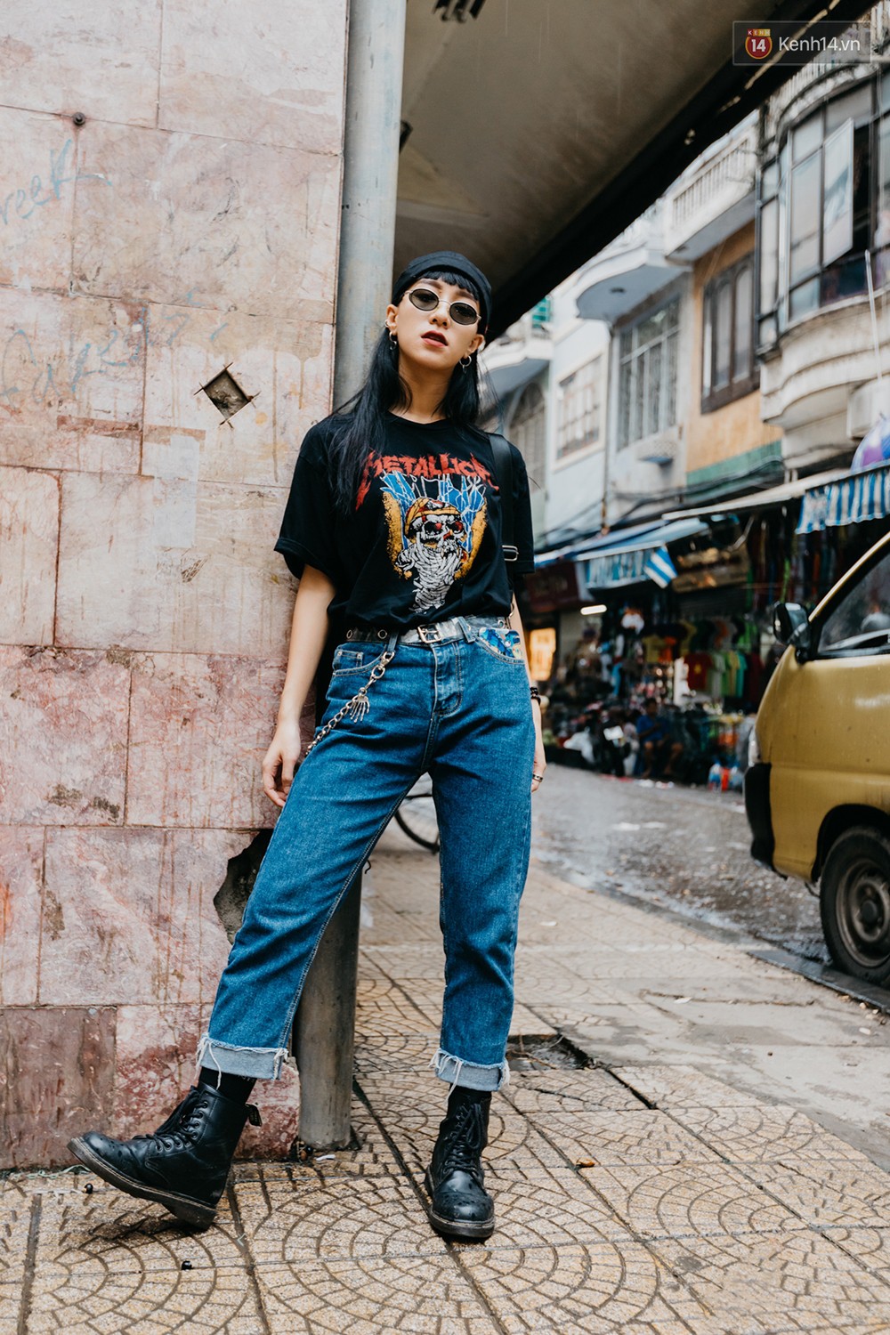 Street style 2 miền: trời sang thu, các bạn trẻ vẫn mê mệt crop top và quần cạp cao "hot hit" của mùa hè 9 Street style mùa thu: Các bạn trẻ vẫn mê mệt crop top và quần cạp cao - Ảnh 9.