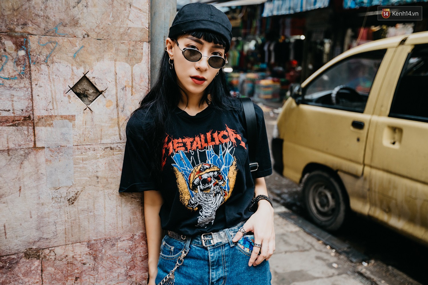 Street style 2 miền: trời sang thu, các bạn trẻ vẫn mê mệt crop top và quần cạp cao "hot hit" của mùa hè 10 Street style mùa thu: Các bạn trẻ vẫn mê mệt crop top và quần cạp cao - Ảnh 10.