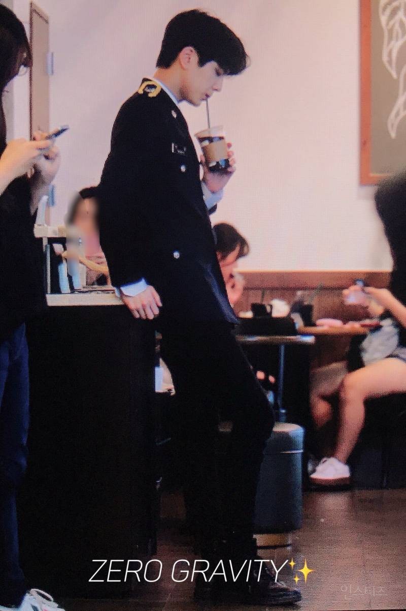 Dậy sóng trước nam idol mặc cảnh phục đi mua cafe mà đẹp như đóng phim, trước đó từng được chọn vì ăn bánh mì - Ảnh 4. Dậy sóng trước nam idol mặc cảnh phục đi mua cafe mà đẹp như đóng phim, trước đó từng được chọn vì ăn bánh mì - Ảnh 4.