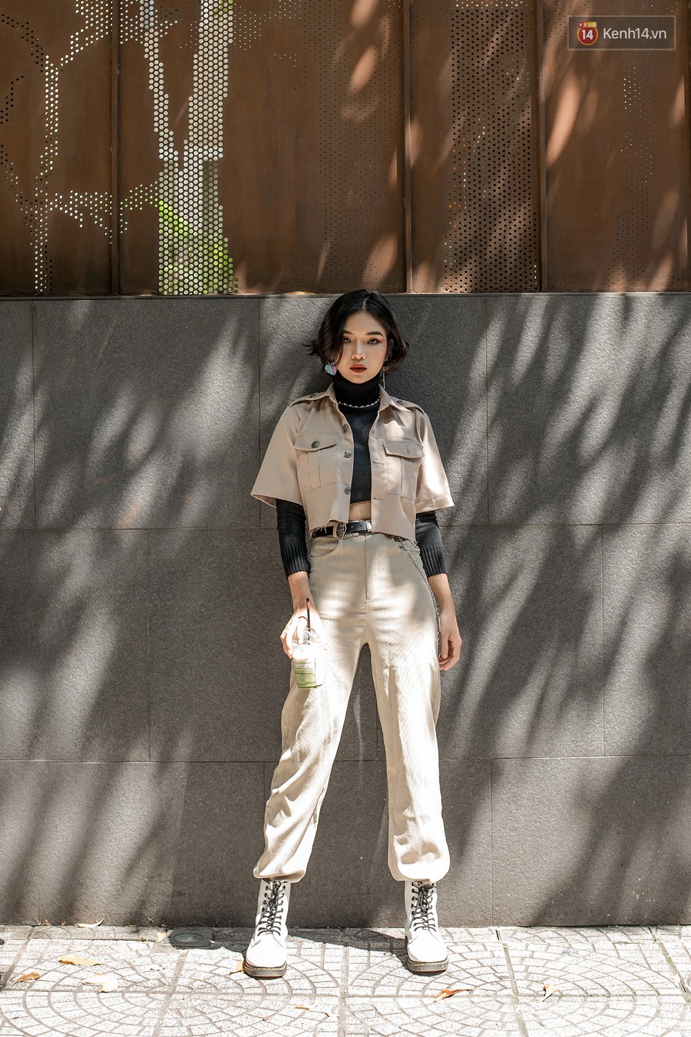 Street style 2 miền: trời sang thu, các bạn trẻ vẫn mê mệt crop top và quần cạp cao "hot hit" của mùa hè 5 Street style mùa thu: Các bạn trẻ vẫn mê mệt crop top và quần cạp cao- Ảnh 5.