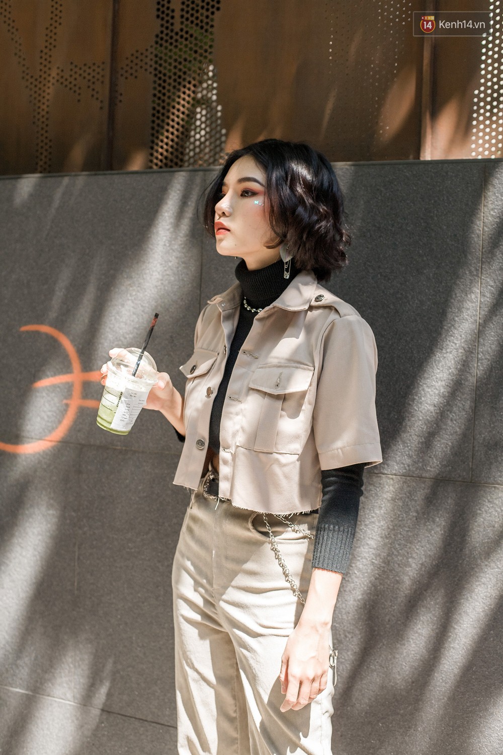Street style 2 miền: trời sang thu, các bạn trẻ vẫn mê mệt crop top và quần cạp cao "hot hit" của mùa hè 6 Street style mùa thu: Các bạn trẻ vẫn mê mệt crop top và quần cạp cao - Ảnh 6.