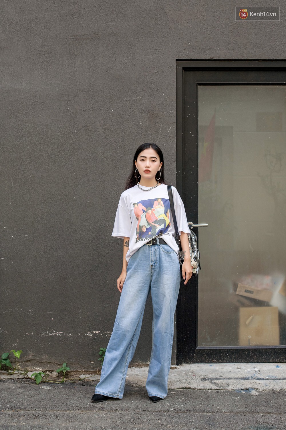 Street style 2 miền: trời sang thu, các bạn trẻ vẫn mê mệt crop top và quần cạp cao "hot hit" của mùa hè 1 Street style mùa thu: Các bạn trẻ vẫn mê mệt crop top và quần cạp cao - Ảnh 1.