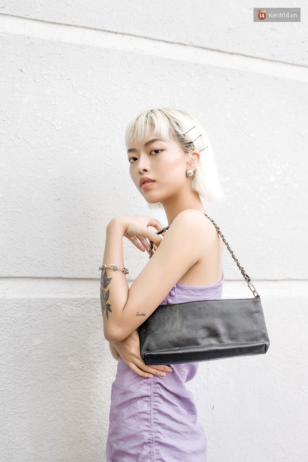 Street style 2 miền: trời sang thu, các bạn trẻ vẫn mê mệt crop top và quần cạp cao "hot hit" của mùa hè 4 Street style mùa thu: Các bạn trẻ vẫn mê mệt crop top và quần cạp cao - Ảnh 4.