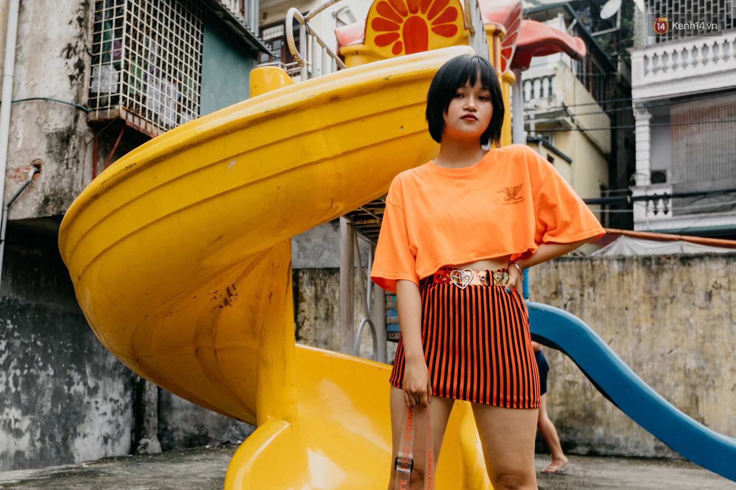 Street style 2 miền: trời sang thu, các bạn trẻ vẫn mê mệt crop top và quần cạp cao "hot hit" của mùa hè 15 Street style mùa thu: Các bạn trẻ vẫn mê mệt crop top và quần cạp cao - Ảnh 15.