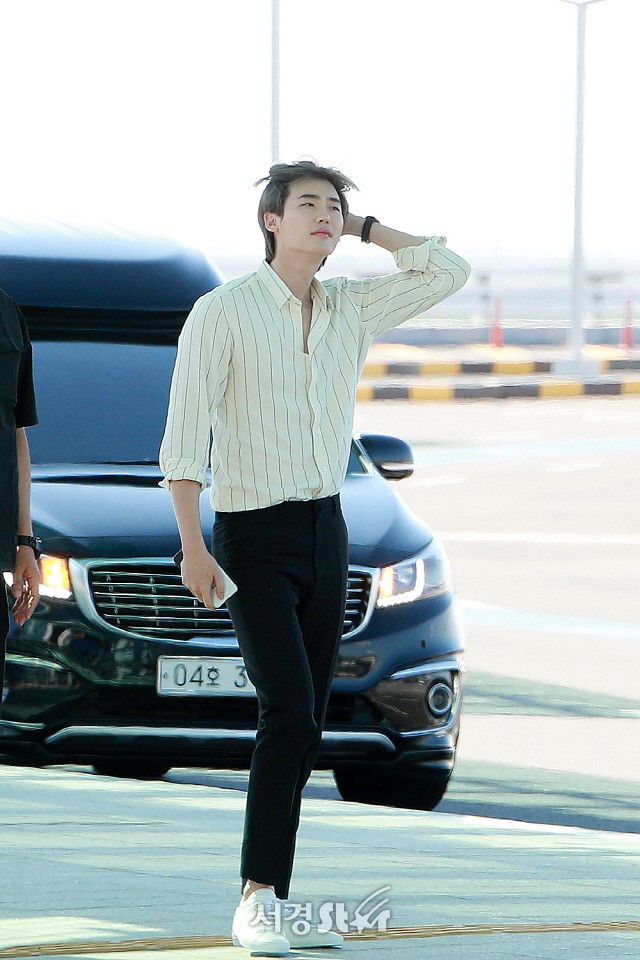 Màn đọ sắc khủng nhất tại sân bay: Black Pink đẹp miễn chê, Hani khoe body thần thánh bên EXID, Lee Jong Suk - Ảnh 28.