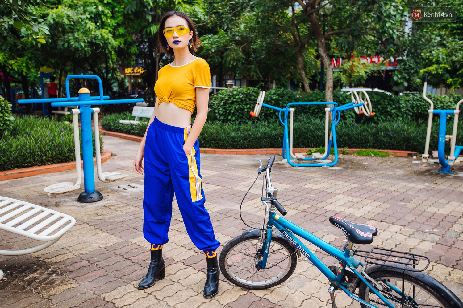 Street style 2 miền: trời sang thu, các bạn trẻ vẫn mê mệt crop top và quần cạp cao "hot hit" của mùa hè 14 Street style mùa thu: Các bạn trẻ vẫn mê mệt crop top và quần cạp cao - Ảnh 14.