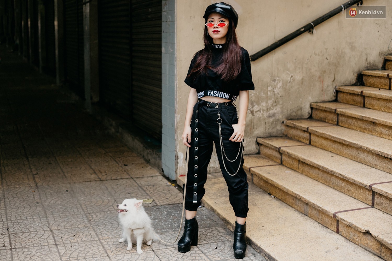 Street style 2 miền: trời sang thu, các bạn trẻ vẫn mê mệt crop top và quần cạp cao "hot hit" của mùa hè 11 Street style mùa thu: Các bạn trẻ vẫn mê mệt crop top và quần cạp cao - Ảnh 11.