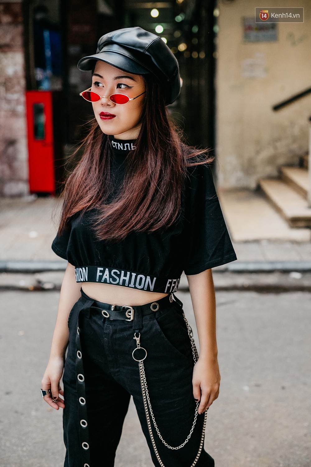 Street style 2 miền: trời sang thu, các bạn trẻ vẫn mê mệt crop top và quần cạp cao "hot hit" của mùa hè 12 Street style mùa thu: Các bạn trẻ vẫn mê mệt crop top và quần cạp cao - Ảnh 12.