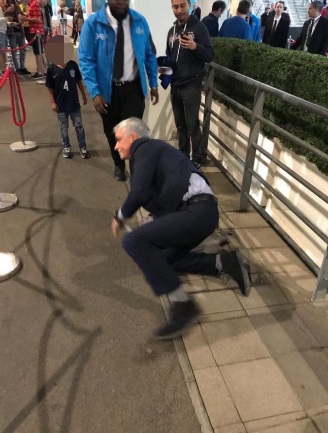 Mourinho trượt té ở Wembley, fan nhớ lại hình ảnh đáng thương của Wenger - Ảnh 1.