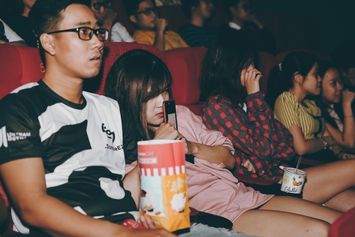 Đến gần Ác Quỷ Ma Sơ thêm chút nữa tại rạp chiếu 3 màn hình ScreenX - Ảnh 2.