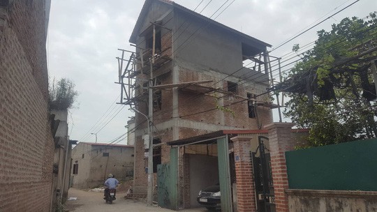 Sập giàn giáo, 2 người chết, 1 người bị thương - Ảnh 1. Sập giàn giáo, 2 người chết, 1 người bị thương - Ảnh 1.