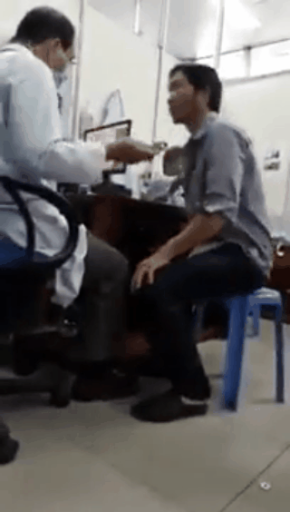 X&ocirc;n xao clip BS kh&aacute;m si&ecirc;u tốc: Bệnh nh&acirc;n ngoại tr&uacute; tới t&aacute;i kh&aacute;m, tức l&agrave; đ&atilde; c&oacute; bệnh l&yacute; cũ - Ảnh 1.