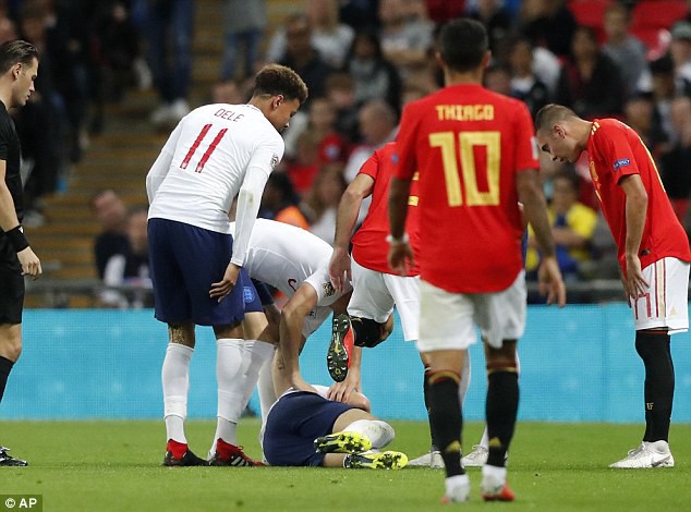 Luke Shaw bất tỉnh sau chấn thương hi hữu, Mourinho lo sốt vó - Ảnh 5.