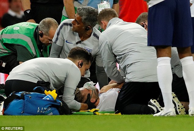 Luke Shaw bất tỉnh sau chấn thương hi hữu, Mourinho lo sốt v&oacute; - Ảnh 6.