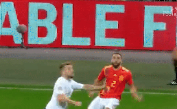 Luke Shaw bất tỉnh sau chấn thương hi hữu, Mourinho lo sốt v&oacute; - Ảnh 1.