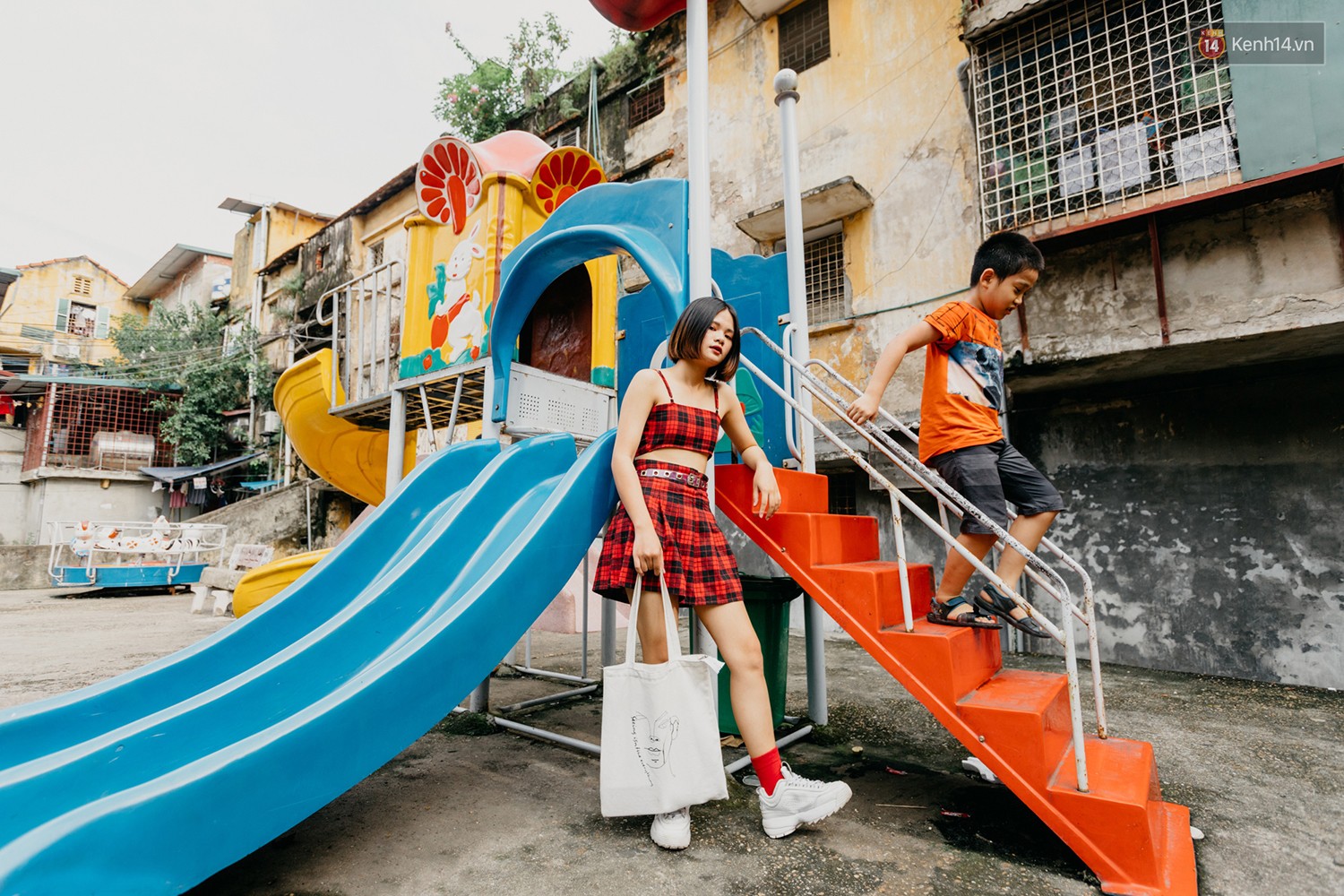 Street style 2 miền: trời sang thu, các bạn trẻ vẫn mê mệt crop top và quần cạp cao "hot hit" của mùa hè 13 Street style mùa thu: Các bạn trẻ vẫn mê mệt crop top và quần cạp cao - Ảnh 13.