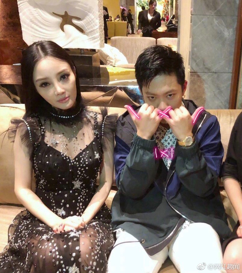 Hàng xóm tiết lộ sự thật: Lý Tiểu Lộ là giả vờ mặn nồng, Giả Nãi Lượng không có tiếng nói trong gia đình Hàng xóm tiết lộ sự thật: Lý Tiểu Lộ là giả vờ mặn nồng, Giả Nãi Lượng không có tiếng nói trong gia đình