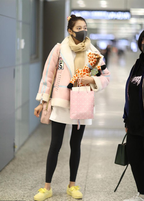 Bạn gái Luhan chị chê vì bộ cánh giống bà già đi chợ khi xuất hiện tại sân bay - Ảnh 4.