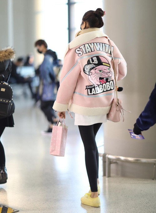 Bạn gái Luhan chị chê vì bộ cánh giống bà già đi chợ khi xuất hiện tại sân bay - Ảnh 5.