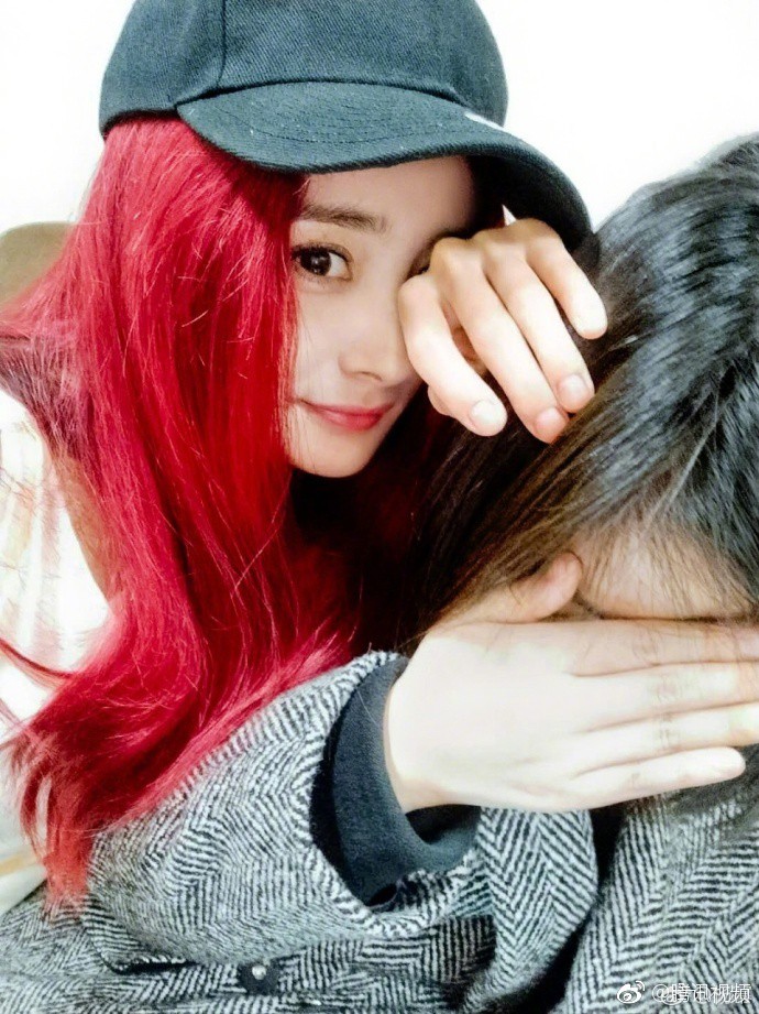Dương Mịch gây choáng khi "nhá hàng" khoe mái tóc nhuộm đỏ rực Dương Mịch gây choáng khi "nhá hàng" khoe mái tóc nhuộm đỏ rực