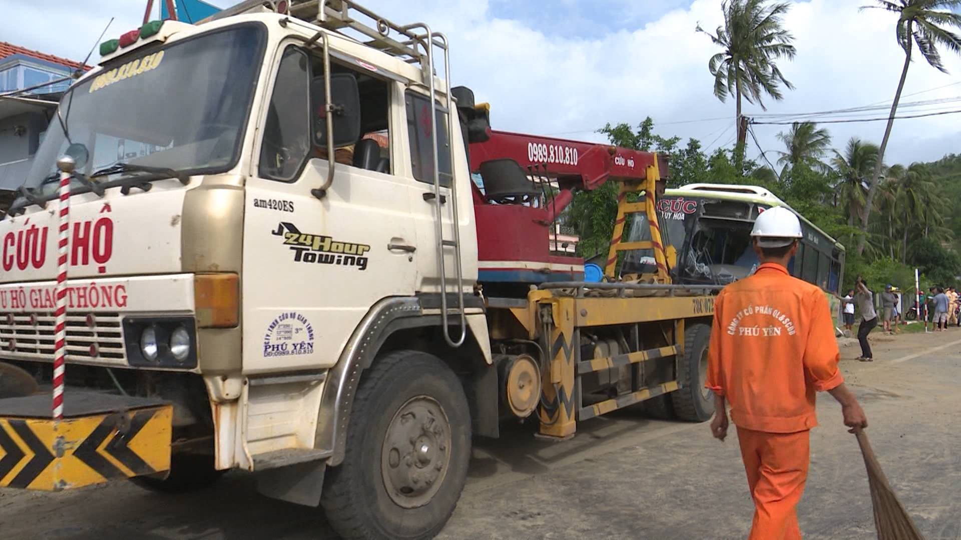 Phú yên: Xe Cúc Tư tông vào lề đường rồi lật úp, 3 hành khách bị thương - Ảnh 3. Phú yên: Xe Cúc Tư tông vào lề đường rồi lật úp, 3 hành khách bị thương - Ảnh 3.