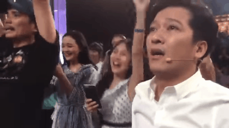 Clip: Trường Giang x&uacute;c động đến mức bật kh&oacute;c khi U23 Việt Nam v&agrave;o chung kết - Ảnh 2.