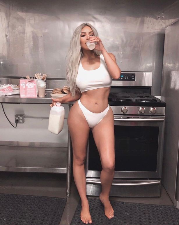 Khoe thân hình bốc lửa trong nhà bếp, Kim Kardashian bị chê kém vệ sinh - Ảnh 1.
