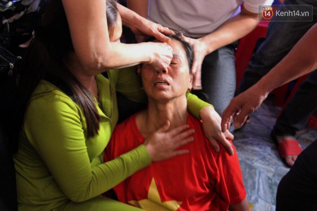 Mẹ trung vệ Tiến Dũng ngất xỉu ngay sau khi U23 Việt Nam giành chiến thắng trước U23 Qatar - Ảnh 4.