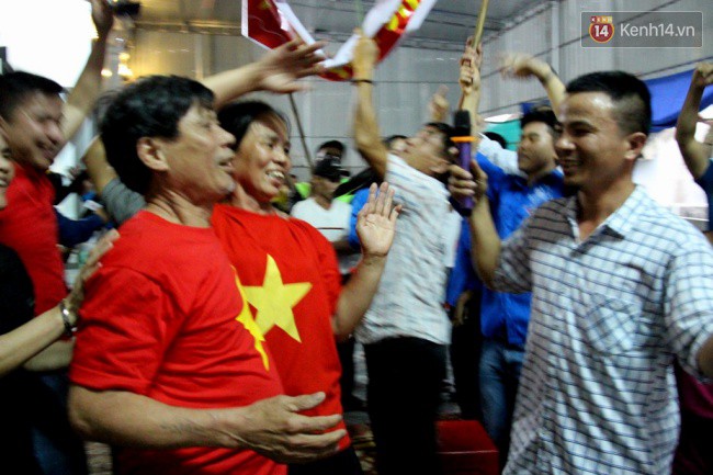 Mẹ trung vệ Tiến Dũng ngất xỉu ngay sau khi U23 Việt Nam giành chiến thắng trước U23 Qatar - Ảnh 5.