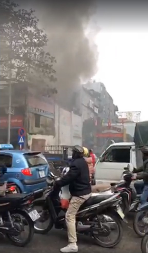 Hà Nội: Cháy lớn nhà dân ngay cạnh chợ Mơ, cột khói dày đặc bốc cao hàng chục mét - Ảnh 2.