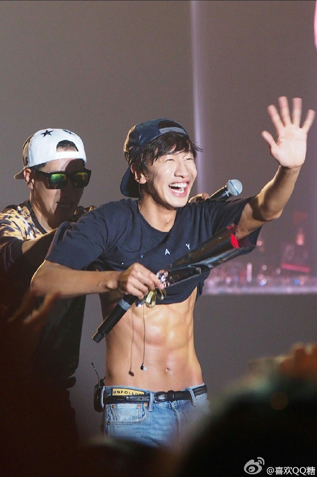 Hiếm lắm mới được chiêm ngưỡng Lee Kwang Soo vô tình lộ cơ bụng và ngực sexy như tượng tạc - Ảnh 7.