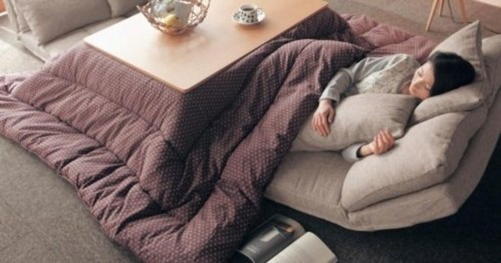 Cuộc sống bên dưới bàn sưởi Kotatsu nơi người Nhật "thưởng thức" mùa