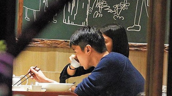 Triệu Hựu Đình - Cao Viên Viên: Cưới nhau 3 năm vẫn dính nhau như sam giống thuở mới yêu - Ảnh 20. Triệu Hựu Đình - Cao Viên Viên: Cưới nhau 3 năm vẫn dính nhau như sam giống thuở mới yêu - Ảnh 20.