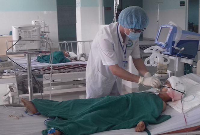 Đang bế em, bị đạn bắn xuyên thái dương - Ảnh 1.