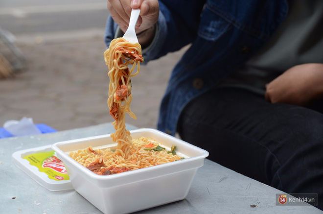 C&oacute; một thi&ecirc;n đường ăn uống m&agrave; học sinh trường n&agrave;o cũng biết nằm ngay cổng trường THPT Việt Đức - Ảnh 1.