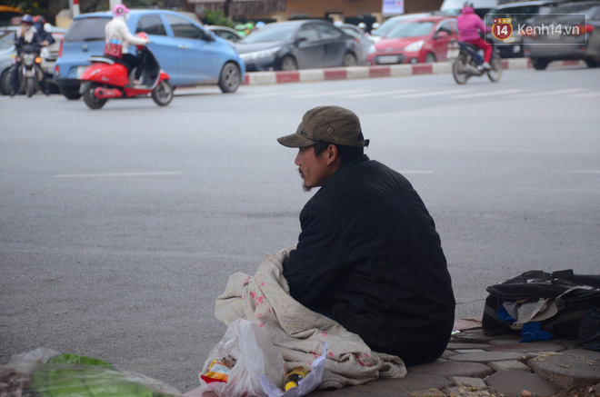 Ngay từ giữa trưa, người dân Hà Nội đã đốt lửa sưởi ấm trong đợt lạnh nhất từ đầu mùa Đông - Ảnh 10.