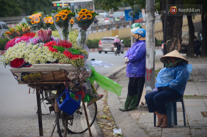 Ngay từ giữa trưa, người dân Hà Nội đã đốt lửa sưởi ấm trong đợt lạnh nhất từ đầu mùa Đông - Ảnh 8.