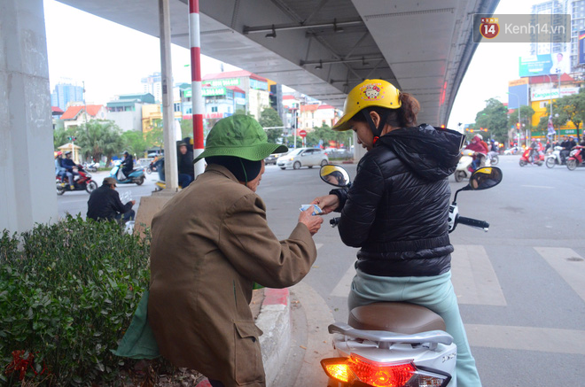 Ngay từ giữa trưa, người dân Hà Nội đã đốt lửa sưởi ấm trong đợt lạnh nhất từ đầu mùa Đông - Ảnh 9.