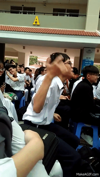 Fan boy từ trong m&aacute;u: Ngồi dưới nghe nhạc m&agrave; quẩy hơn cả dancer tr&ecirc;n s&acirc;n khấu - Ảnh 2.