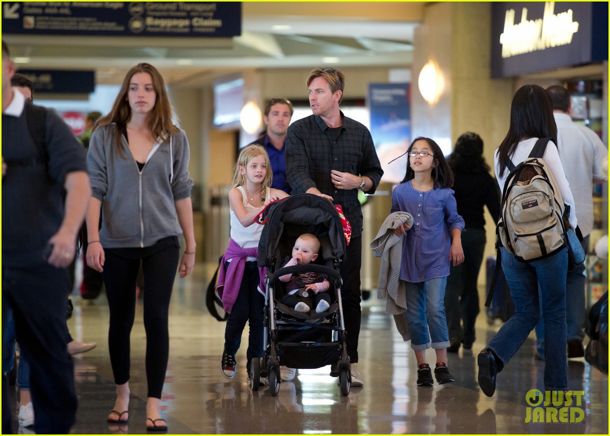 ewan-mcgregor-lax-family-02-1516452065528.jpg