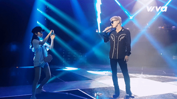 Clip hậu trường: Hòa Minzy mê trai đẹp, “phân biệt đối xử” với Erik và Đức Phúc - Ảnh 3.