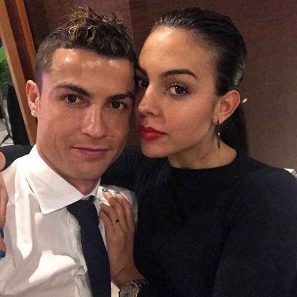 Ronaldo và Georgina hạnh phúc hôn nhau trong tiệc Tất niên - Ảnh 3.