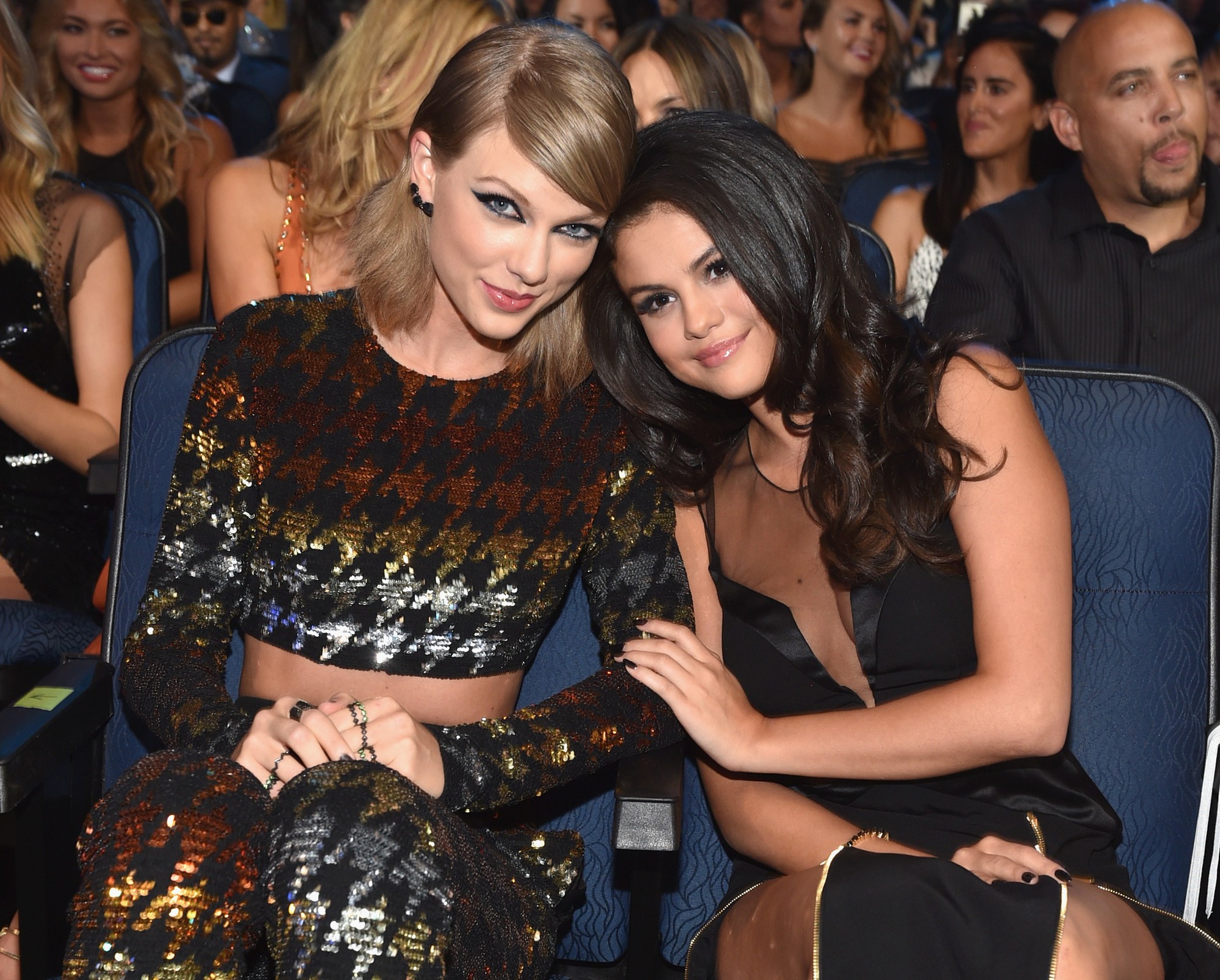 Selena Gomez bất ngờ hủy theo dõi hàng loạt bạn thân, liệu trong đó có Taylor Swift? Selena Gomez bất ngờ hủy theo dõi hàng loạt bạn thân, liệu trong đó có Taylor Swift?