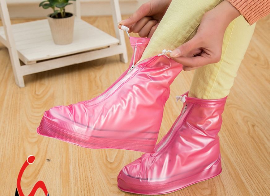 Cứ mưa bẩn thế n&agrave;y th&igrave; cũng đến mức phải sắm mấy c&aacute;i bao gi&agrave;y đi mưa th&ocirc;i - Ảnh 3.