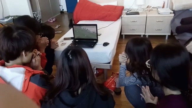 Khi sinh viên xa nhà không có tivi xem U23 Việt Nam: Bọn mình xem chung 1 cái laptop bé tí, ai nghe hét cũng tưởng làm sao - Ảnh 3.