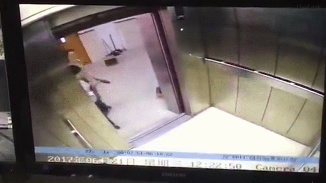 Mải nghịch điện thoại, người phụ nữ ngã sấp trong thang máy, chân mắc kẹt ở cửa và bị kéo lên vài tầng - Ảnh 1.
