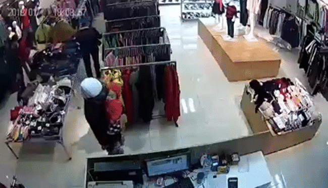 Clip g&acirc;y bức x&uacute;c: Người đ&agrave;n &ocirc;ng bế theo em b&eacute; v&agrave;o shop quần &aacute;o rồi lấy trộm 2 chiếc iPhone chỉ trong 5 gi&acirc;y - Ảnh 2.