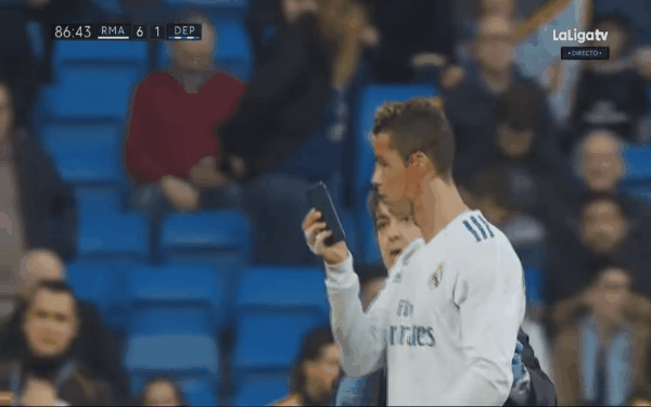 Ronaldo mượn điện thoại của bác sĩ để soi vết thương trên mặt - Ảnh 4.