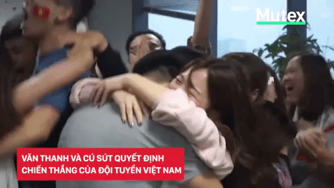 Clip: Zoom lại những ph&uacute;t muốn ph&aacute;t đi&ecirc;n của cổ động vi&ecirc;n khi xem U23 Việt Nam đ&aacute; b&aacute;n kết - Ảnh 16.