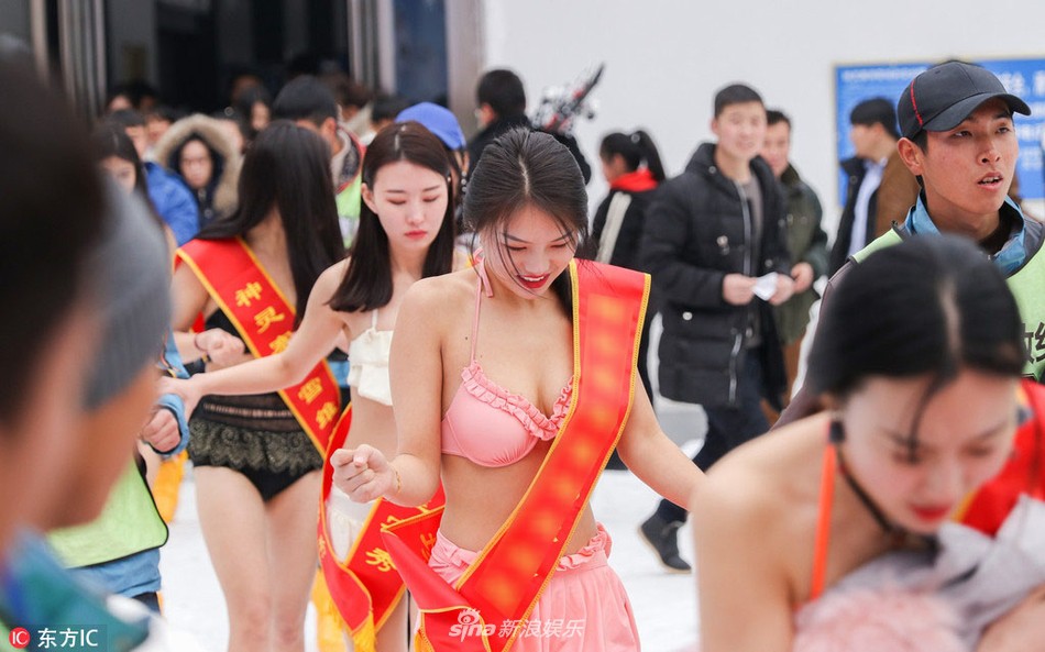 Sự kiện phản cảm tại Trung Quốc: Người mẫu trình diễn bikini trong thời tiết âm độ và băng tuyết - Ảnh 2. Sự kiện phản cảm tại Trung Quốc: Người mẫu trình diễn bikini trong thời tiết âm độ và băng tuyết - Ảnh 2.